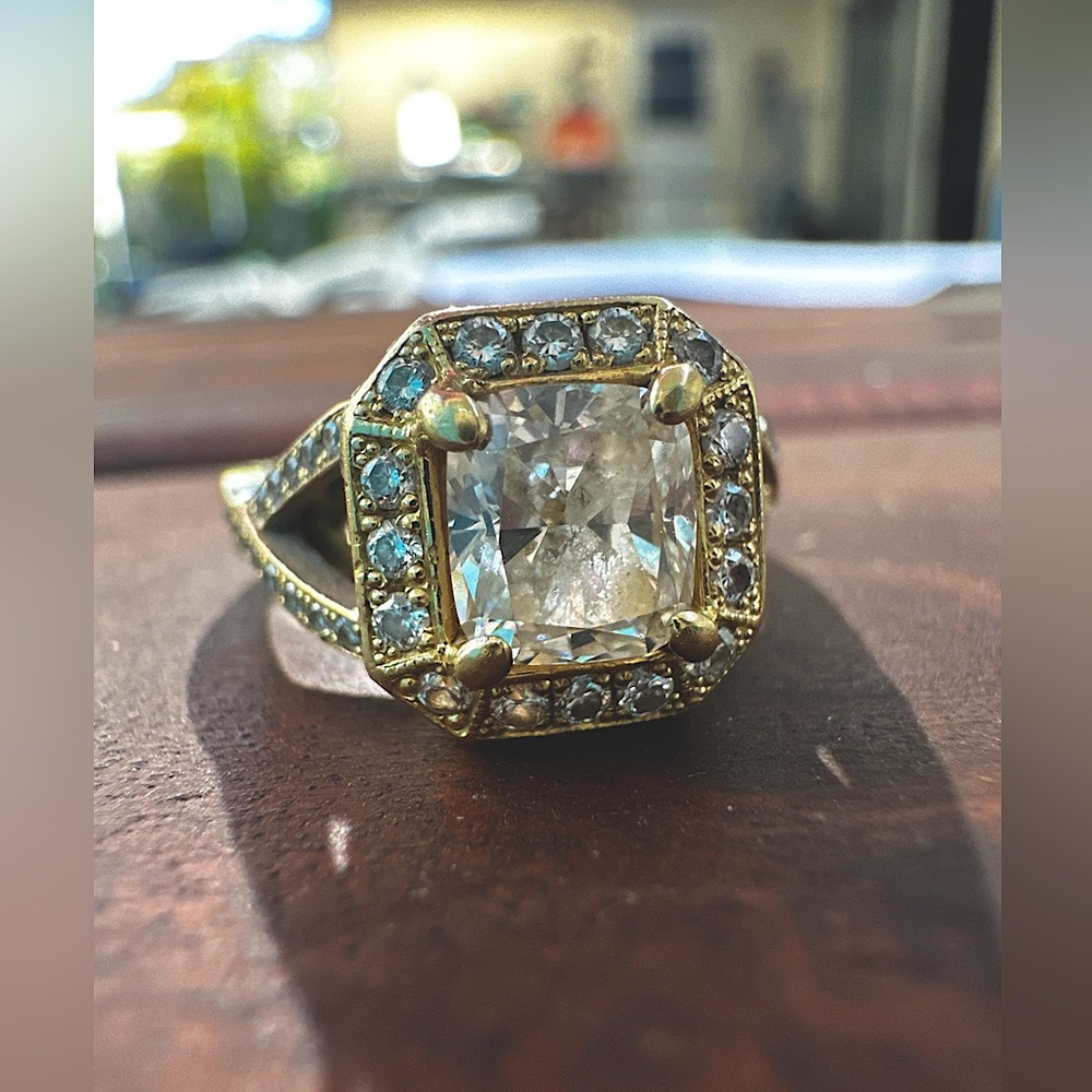 IDC Yellow Gold 18k, 1.22c, cushion cut engagement ring